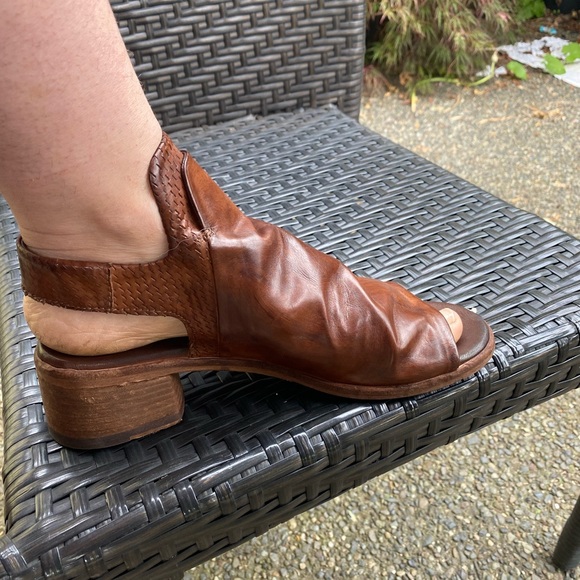 Gidigio Rustic Leather Heeled Sandal - Picture 7 of 9